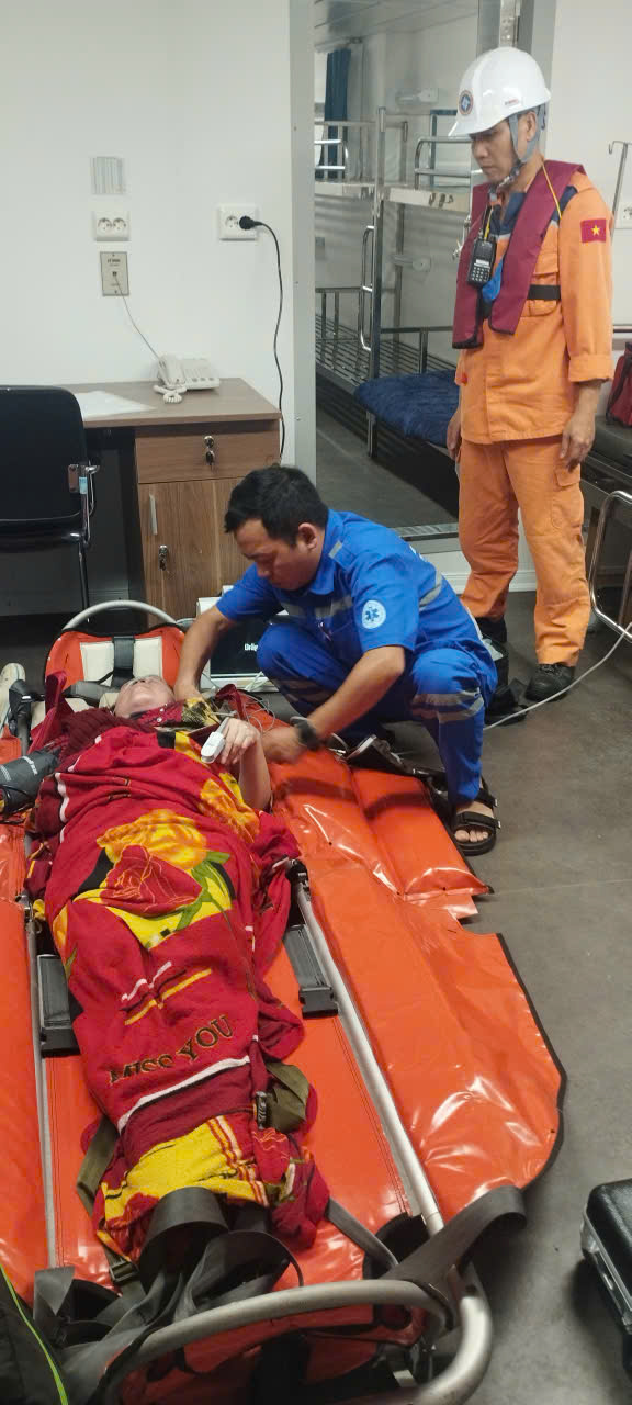 Xuyên đêm vượt sóng to, gió lớn, cứu nạn bệnh nhân nguy kịch từ Cù Lao Chàm - Ảnh 3. Xuyên đêm vượt sóng to, gió lớn, cứu nạn bệnh nhân nguy kịch từ Cù Lao Chàm - Ảnh 3.