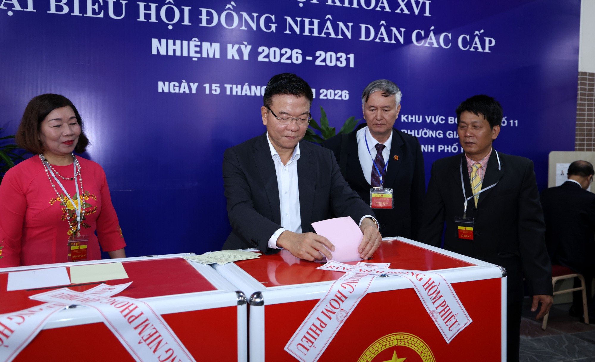 Chùm ảnh: Các đồng chí lãnh đạo Đảng, Nhà nước thực hiện quyền cử tri- Ảnh 12. Chùm ảnh: Các đồng chí lãnh đạo Đảng, Nhà nước thực hiện quyền cử tri- Ảnh 12.