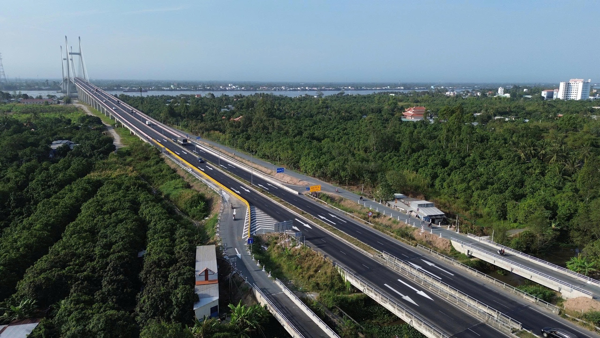 Khi đường cao tốc giúp Đồng bằng sông Cửu Long 'cất cánh'- Ảnh 1. Khi đường cao tốc giúp Đồng bằng sông Cửu Long 'cất cánh'- Ảnh 1.