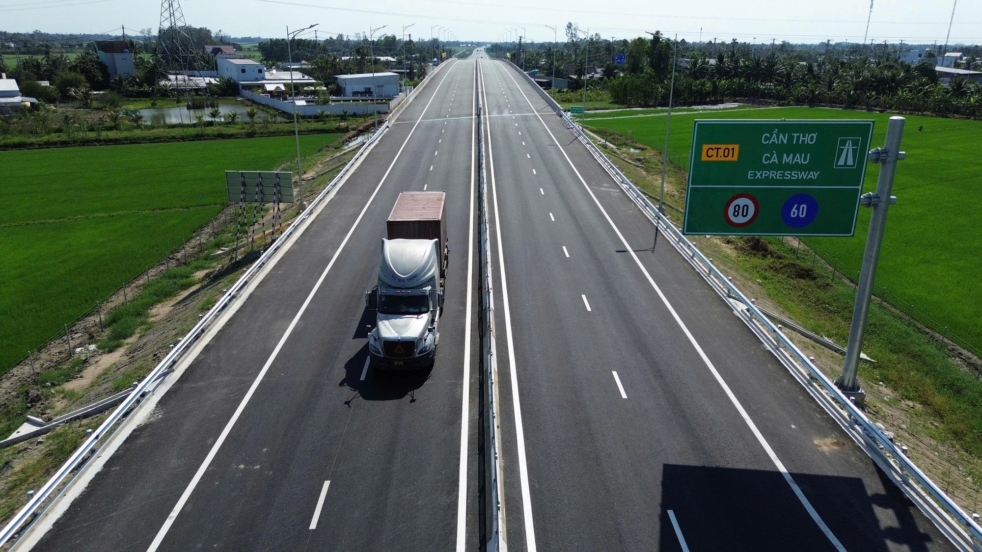 Khi đường cao tốc giúp Đồng bằng sông Cửu Long 'cất cánh'- Ảnh 2. Khi đường cao tốc giúp Đồng bằng sông Cửu Long 'cất cánh'- Ảnh 2.