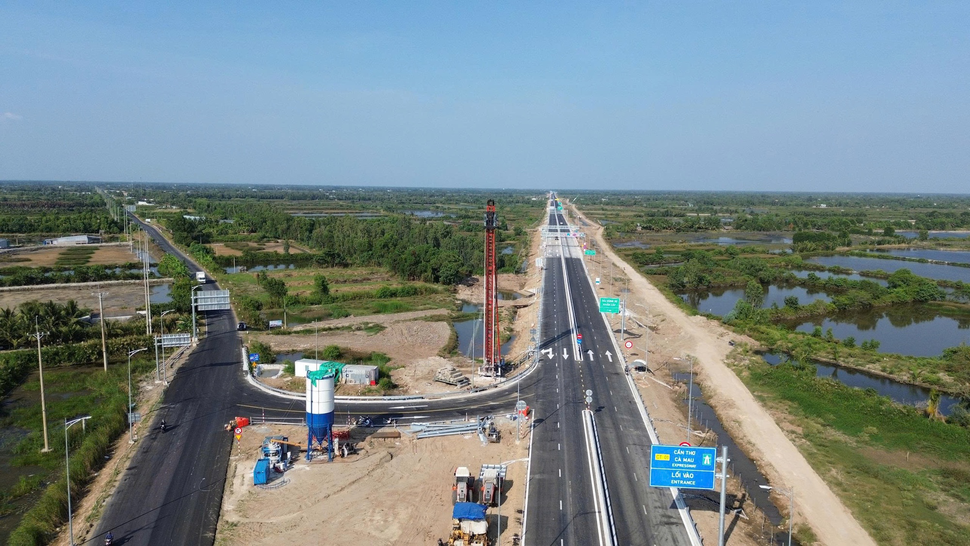 Bài 3: Hạ tầng thông suốt: Đòn bẩy 'hút' siêu dự án, nâng cao đời sống nhân dân- Ảnh 1.