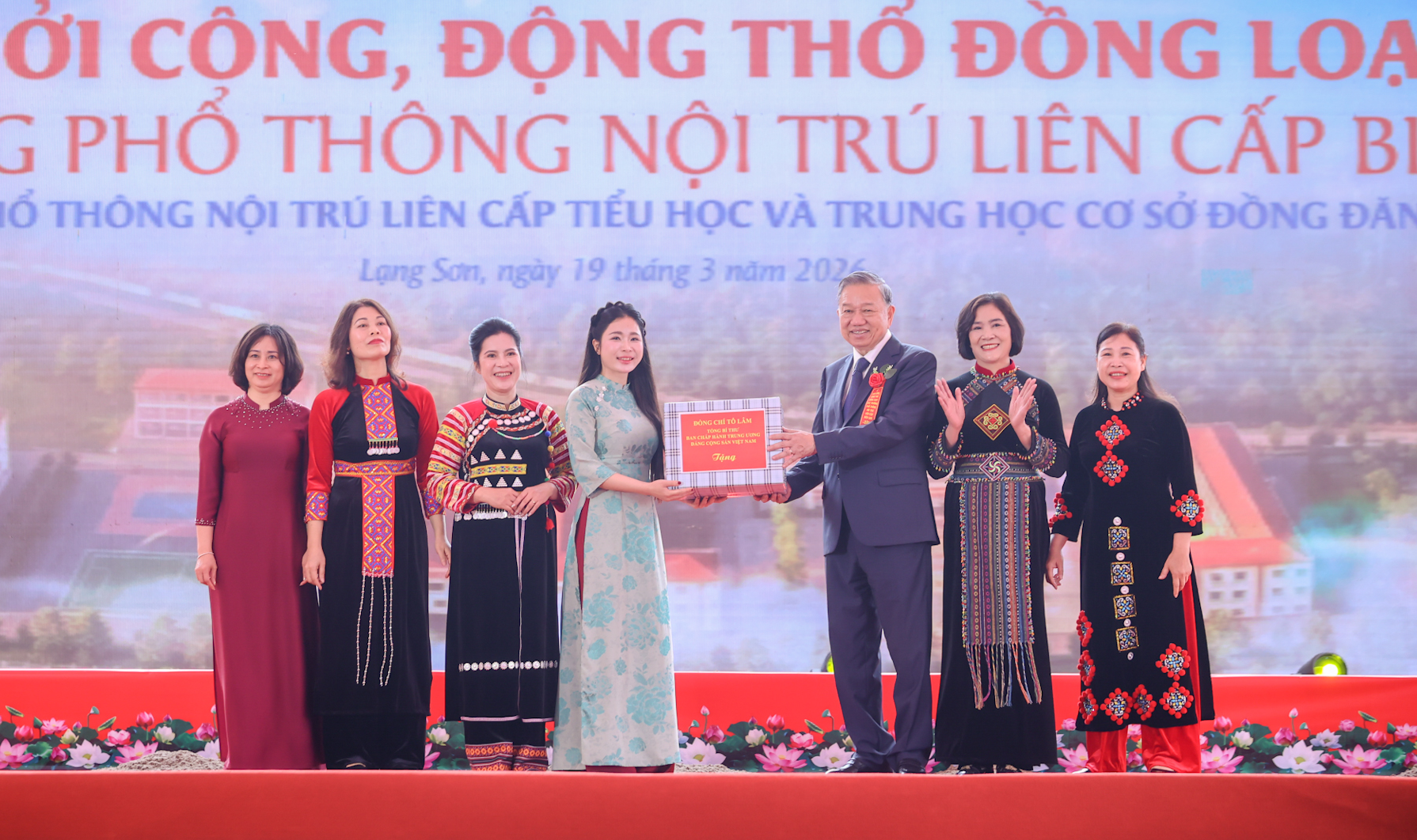 Tổng Bí thư Tô Lâm: Tiếp tục xây dựng đủ trường, đủ lớp trên toàn quốc để mọi học sinh đều được đến trường- Ảnh 9.