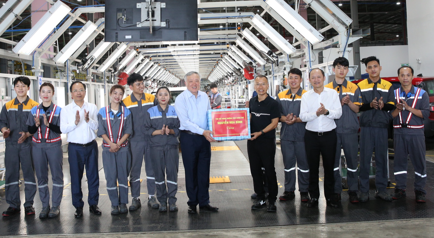 Phó Thủ tướng Thường trực Nguyễn Hòa Bình thăm Nhà máy sản xuất ô tô điện VinFast- Ảnh 2. Phó Thủ tướng Thường trực Nguyễn Hòa Bình thăm Nhà máy sản xuất ô tô điện VinFast- Ảnh 2.