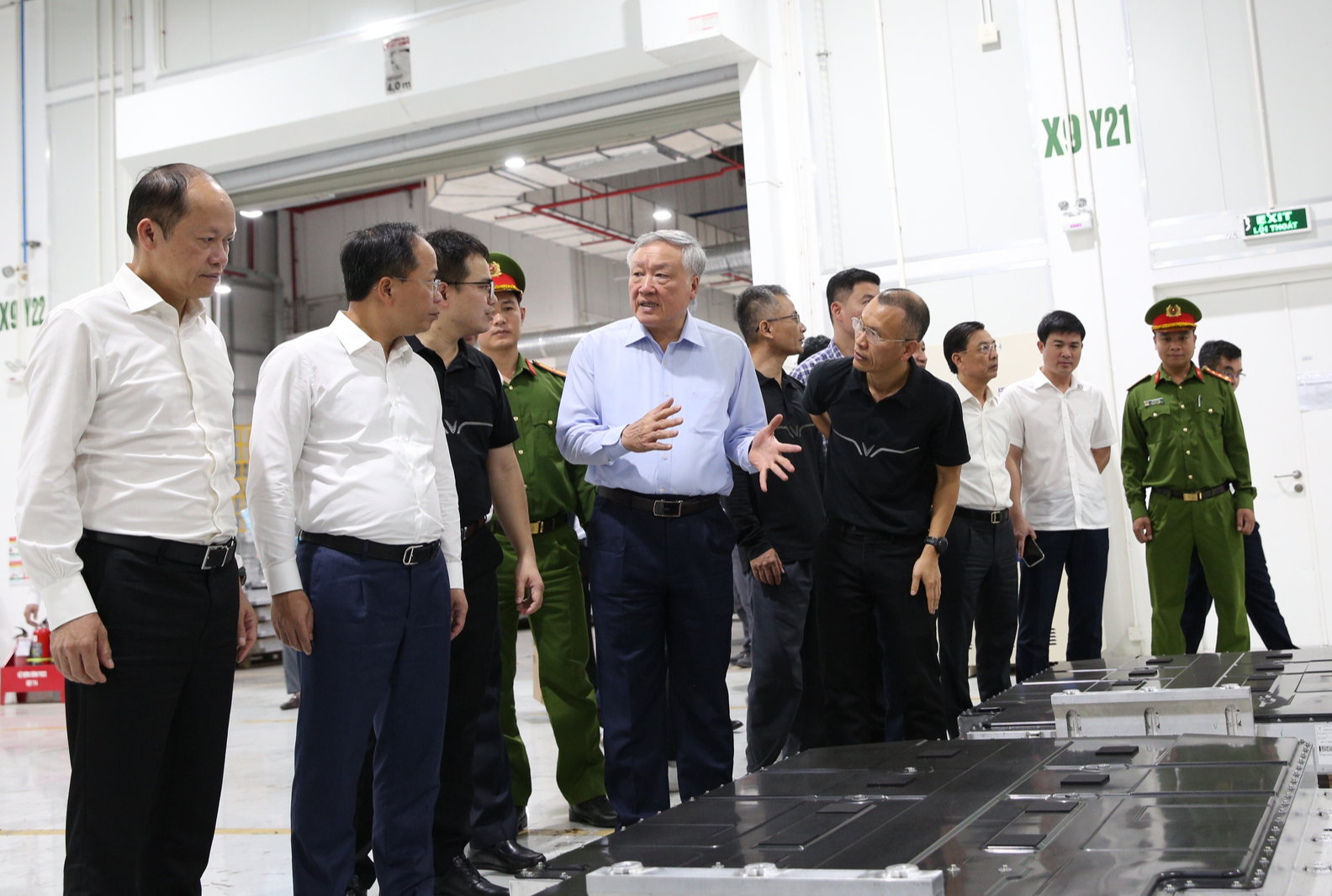 Phó Thủ tướng Thường trực Nguyễn Hòa Bình thăm Nhà máy sản xuất ô tô điện VinFast- Ảnh 4. Phó Thủ tướng Thường trực Nguyễn Hòa Bình thăm Nhà máy sản xuất ô tô điện VinFast- Ảnh 4.