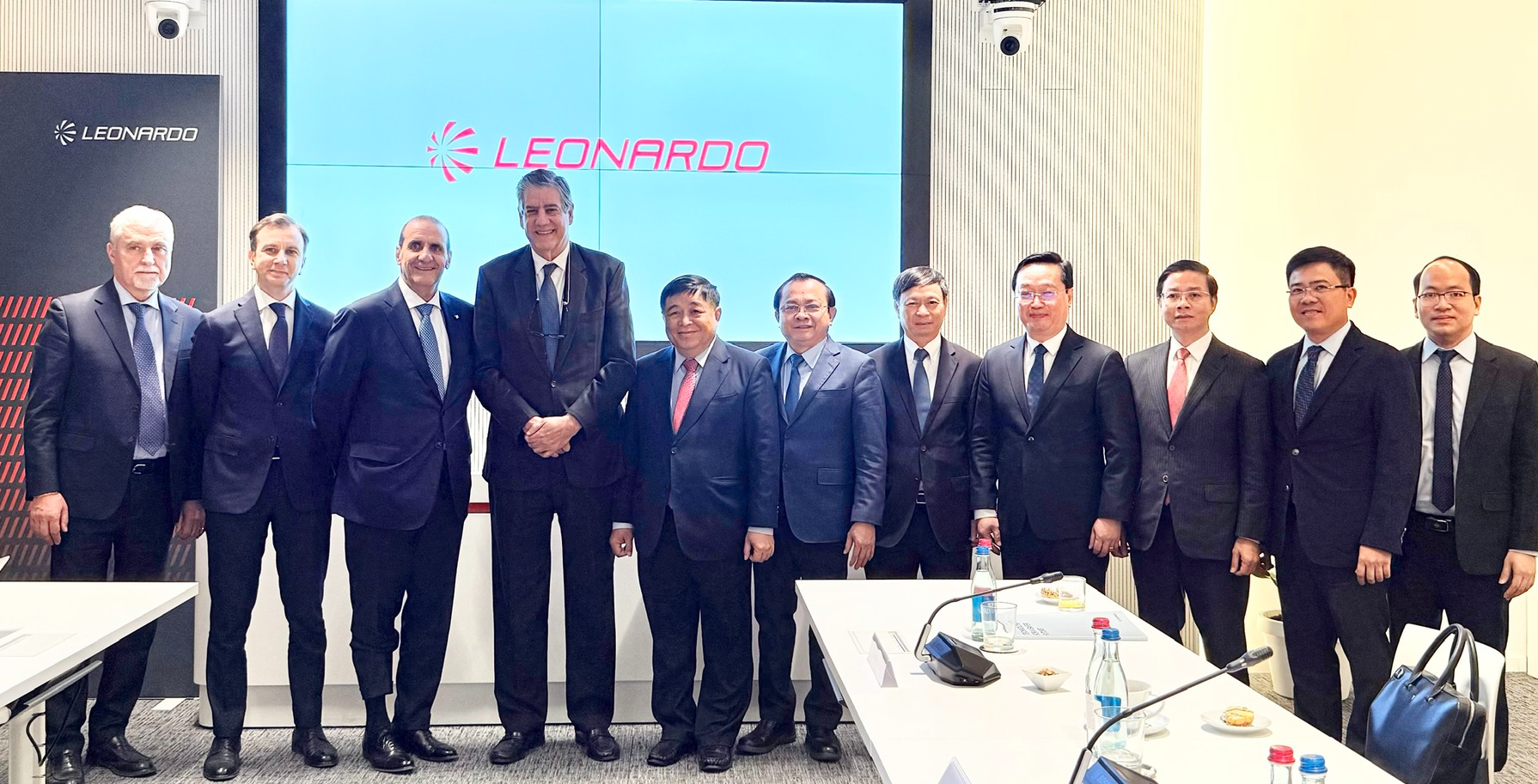 Phó Thủ tướng Nguyễn Chí Dũng làm việc với Tập đoàn hàng không vũ trụ và công nghiệp quốc phòng hàng đầu châu Âu- Ảnh 6.