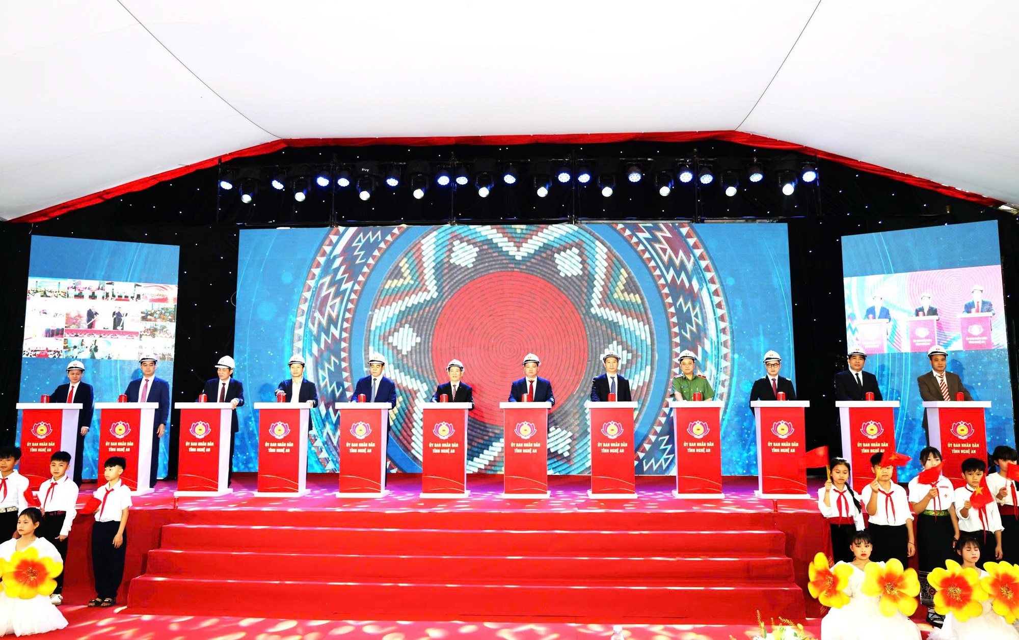 TỔNG THUẬT: Khởi c&ocirc;ng đồng loạt c&aacute;c trường nội tr&uacute; li&ecirc;n cấp v&ugrave;ng bi&ecirc;n giai đoạn 2- Ảnh 14.