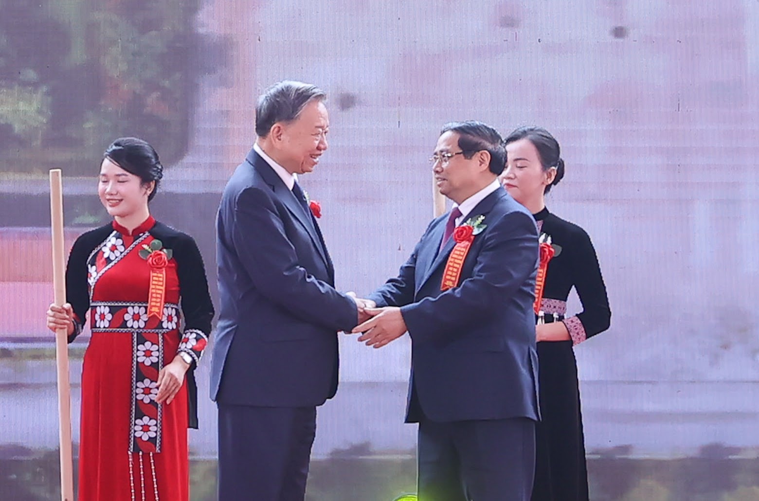 TỔNG THUẬT: Khởi công đồng loạt các trường nội trú liên cấp vùng biên giai đoạn 2- Ảnh 9.