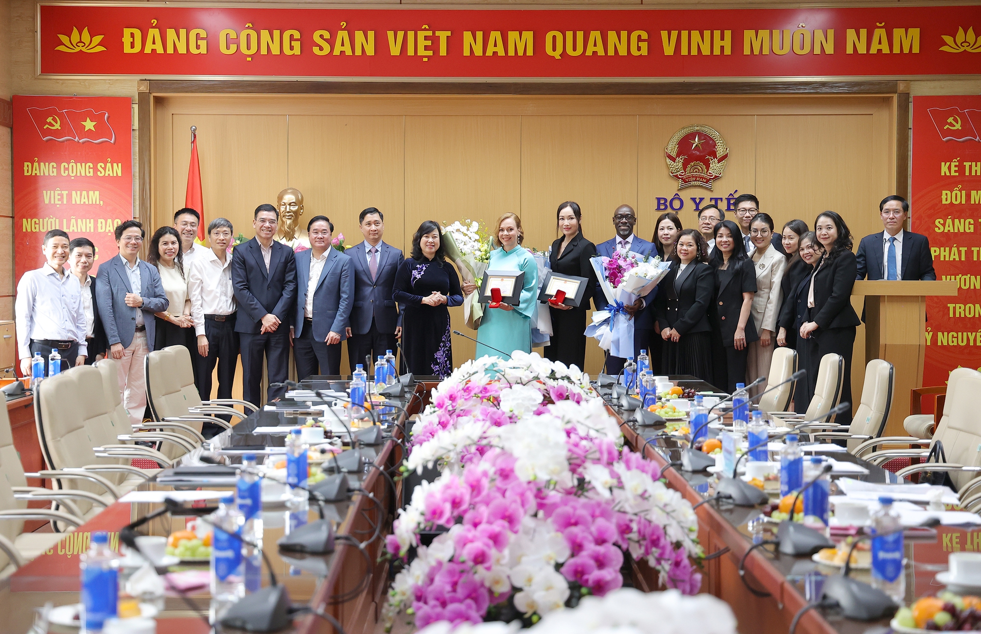 MSD nhận Bằng khen Bộ Y tế mừng kỷ niệm 30 năm hoạt động tại Việt Nam- Ảnh 1.