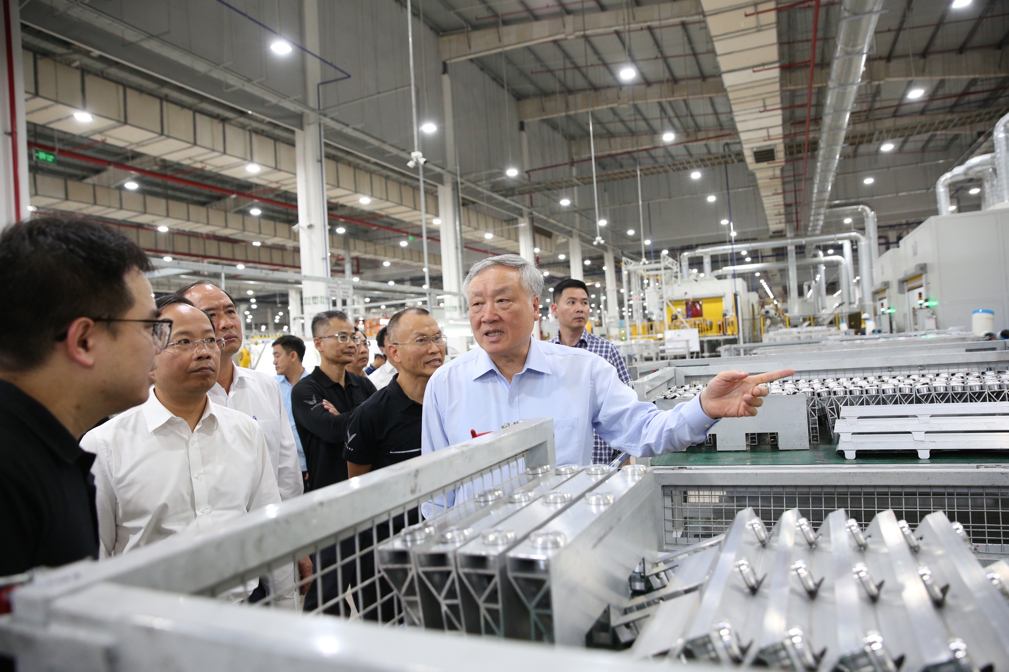Phó Thủ tướng Thường trực Nguyễn Hòa Bình thăm Nhà máy sản xuất ô tô điện VinFast- Ảnh 3. Phó Thủ tướng Thường trực Nguyễn Hòa Bình thăm Nhà máy sản xuất ô tô điện VinFast- Ảnh 3.