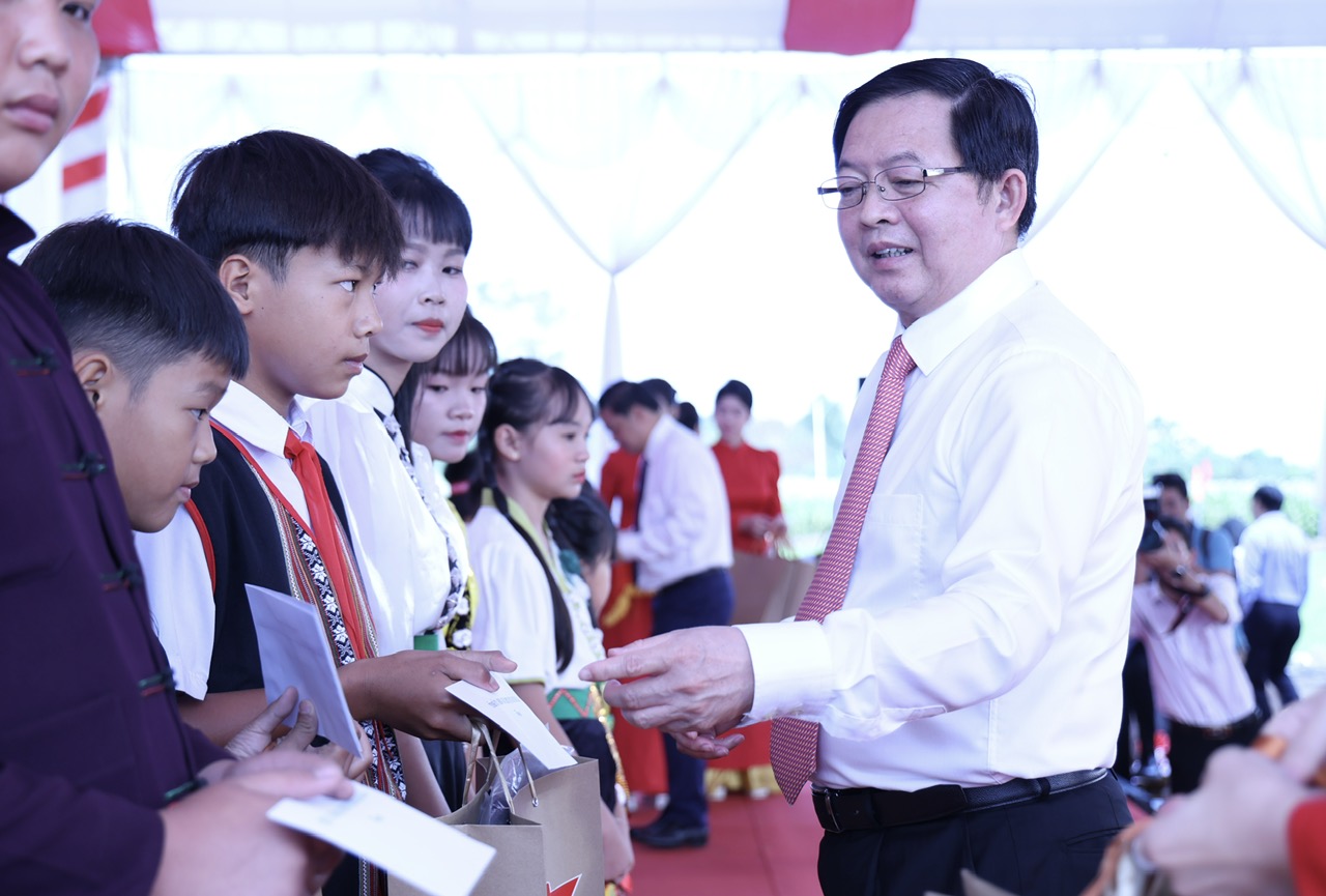 Phó Thủ tướng Hồ Quốc Dũng dự lễ động thổ xây dựng Trường Phổ thông nội trú liên cấp TH và THCS xã Ea Bung, Đắk Lắk- Ảnh 3.