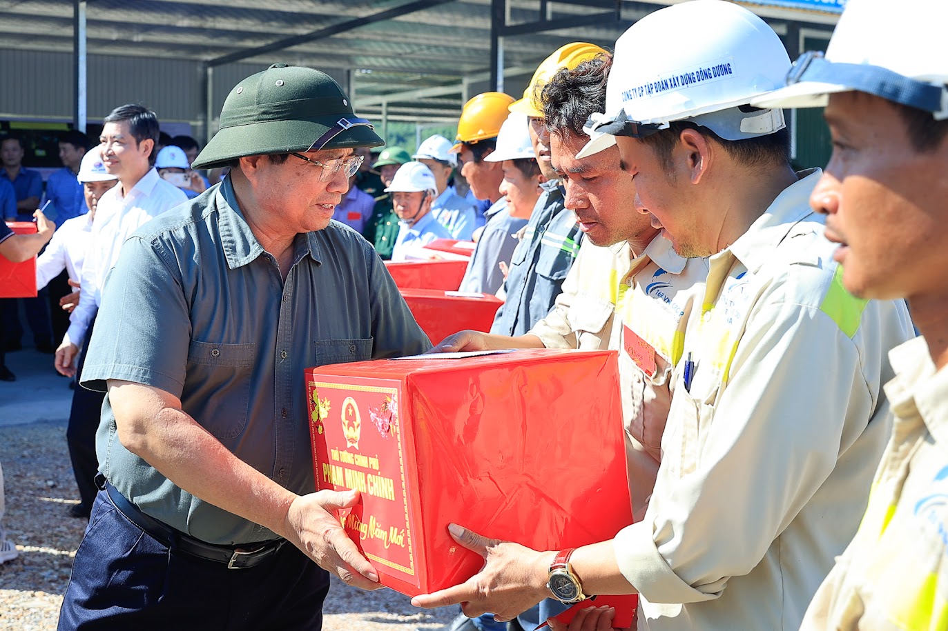 Thủ tướng: Khẩn trương đưa vào khai thác toàn tuyến cao tốc từ Quảng Ngãi tới Nha Trang- Ảnh 4. Thủ tướng: Khẩn trương đưa vào khai thác toàn tuyến cao tốc từ Quảng Ngãi tới Nha Trang- Ảnh 4.