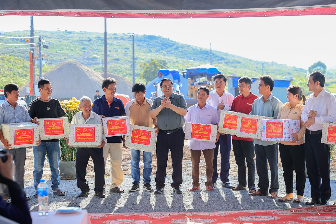 Thủ tướng: Xây dựng khu dân cư trong "Chiến dịch Quang Trung" thành khu dân cư kiểu mẫu- Ảnh 5. Thủ tướng: Xây dựng khu dân cư trong "Chiến dịch Quang Trung" thành khu dân cư kiểu mẫu- Ảnh 5.