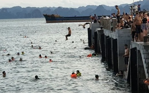 Bơi lội, làm mất trật tự công cộng trong khu vực cảng biển bị phạt tới 1 triệu đồng
