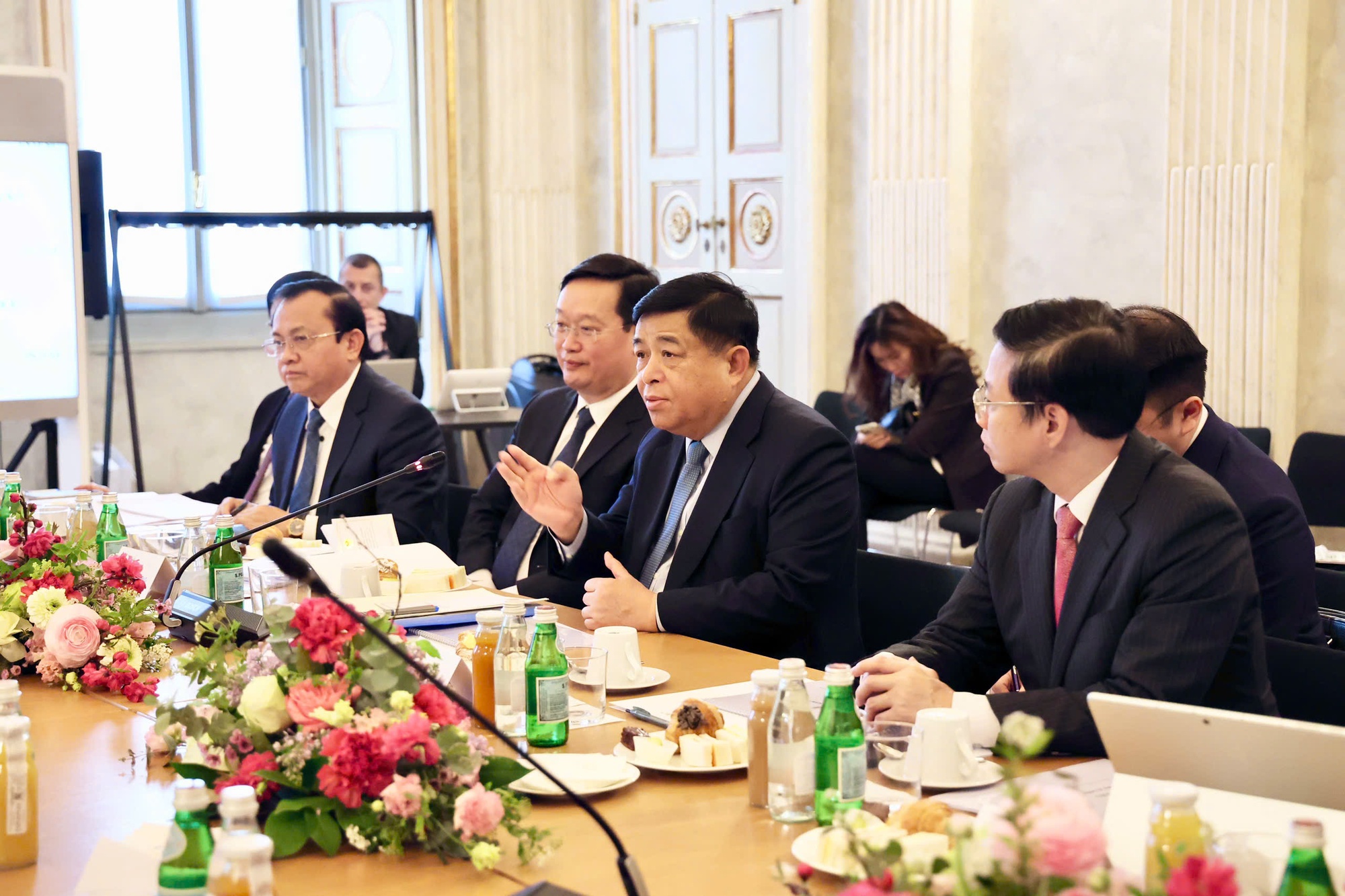 Hoan nghênh Tập đoàn ngân hàng-tài chính lớn nhất Italy đồng hành cùng kinh tế Việt Nam- Ảnh 2.