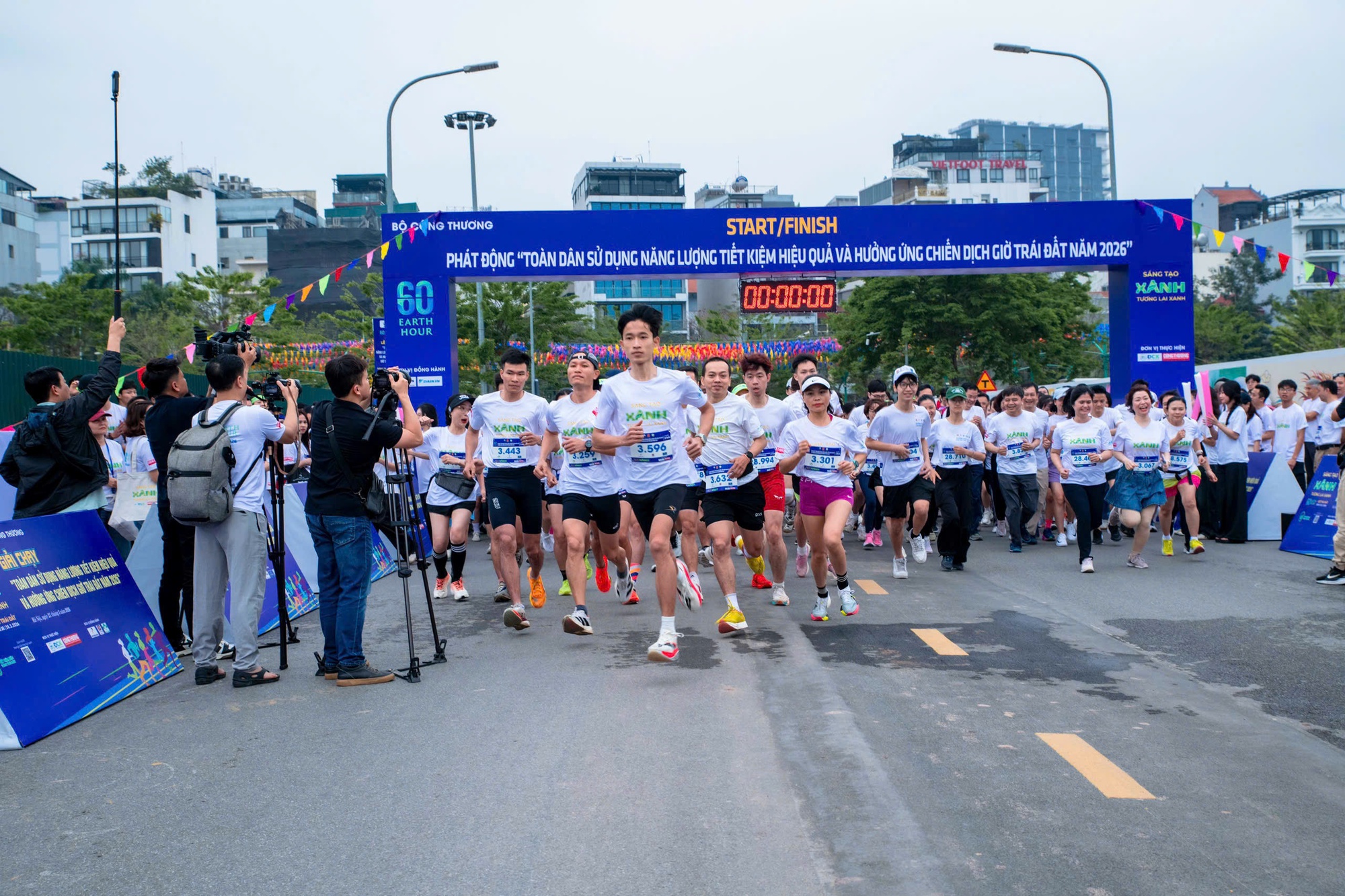 Hơn 2.000 người tham gia giải chạy hưởng ứng tiết kiệm năng lượng và Giờ Trái đất- Ảnh 3. Hơn 2.000 người tham gia giải chạy hưởng ứng tiết kiệm năng lượng và Giờ Trái đất- Ảnh 3.