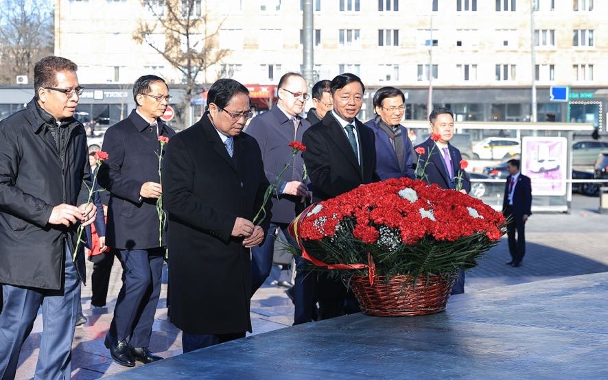 Thủ tướng Phạm Minh Chính dâng hoa tại Tượng đài Chủ tịch Hồ Chí Minh ở Moscow (Nga)