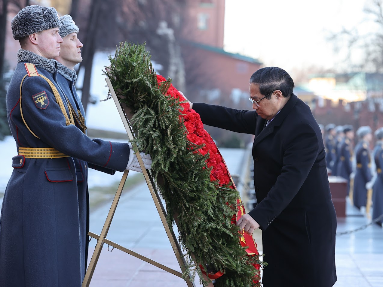Thủ tướng dâng hoa tại Tượng đài Chủ tịch Hồ Chí Minh và Đài tưởng niệm Liệt sĩ Vô danh ở Moscow (Nga)- Ảnh 6.