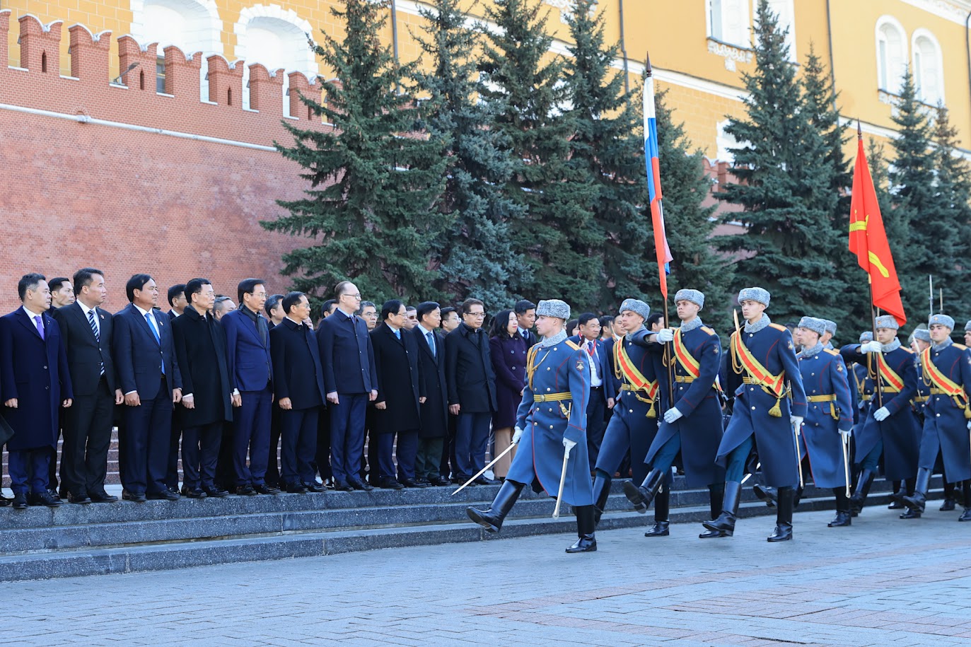 Thủ tướng dâng hoa tại Tượng đài Chủ tịch Hồ Chí Minh và Đài tưởng niệm Liệt sĩ Vô danh ở Moscow (Nga)- Ảnh 10.