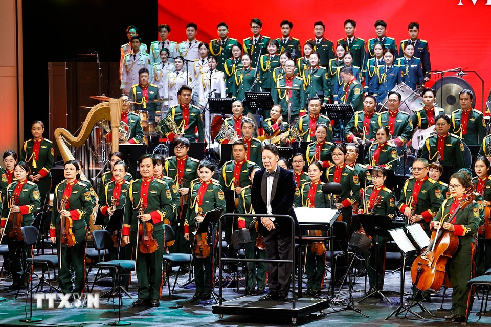 Tổng Bí thư và Chủ tịch Quốc hội dự chương trình nghệ thuật 