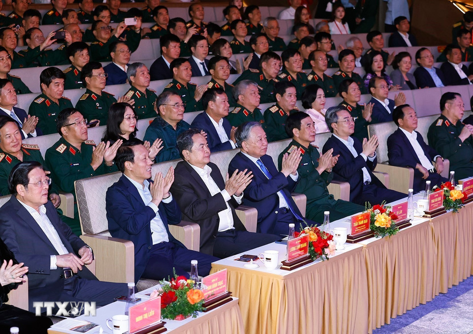 Tổng Bí thư và Chủ tịch Quốc hội dự chương trình nghệ thuật 