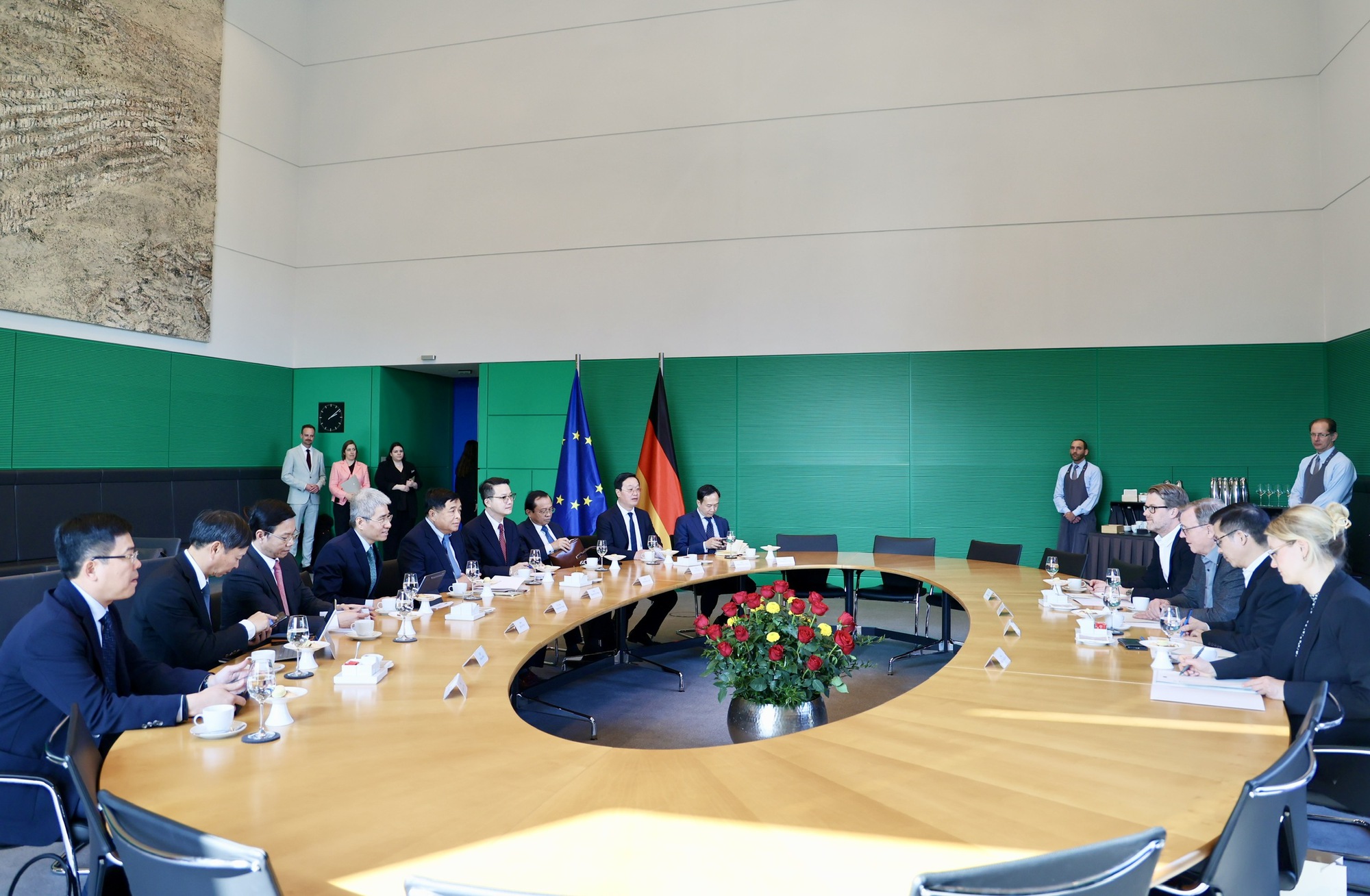 Phó Thủ tướng Chính phủ Nguyễn Chí Dũng hội kiến Phó Chủ tịch Quốc hội Đức- Ảnh 2.