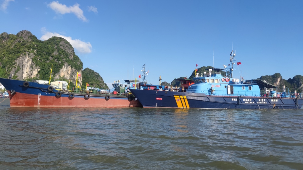 Hải quan tăng cường tuần tra, ngăn chặn vận chuyển trái phép xăng dầu- Ảnh 1.