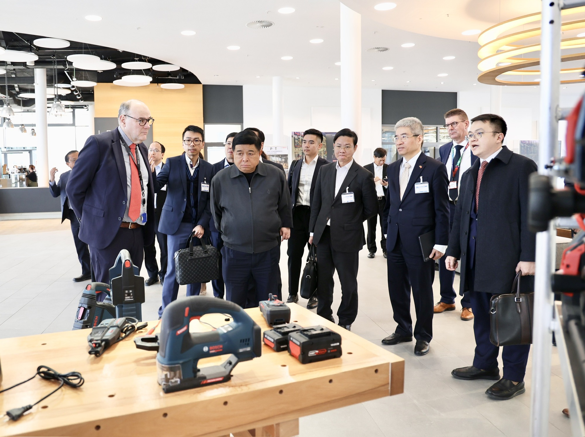 Phó Thủ tướng Nguyễn Chí Dũng thăm Tập đoàn Bosch- Ảnh 1.