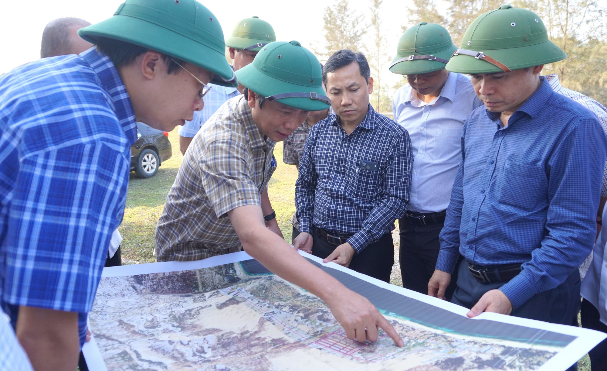 Quảng Trị quyết liệt tháo gỡ vướng mắc, đẩy nhanh tiến độ dự án đường ven biển- Ảnh 2.