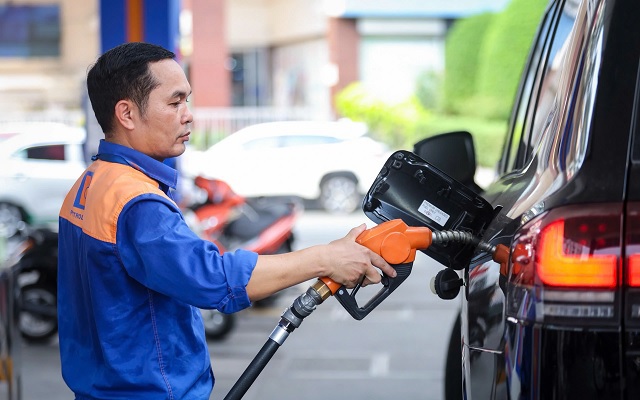 Giá xăng dầu ở Việt Nam hiện ở mức thấp hơn các nước trong khu vực
