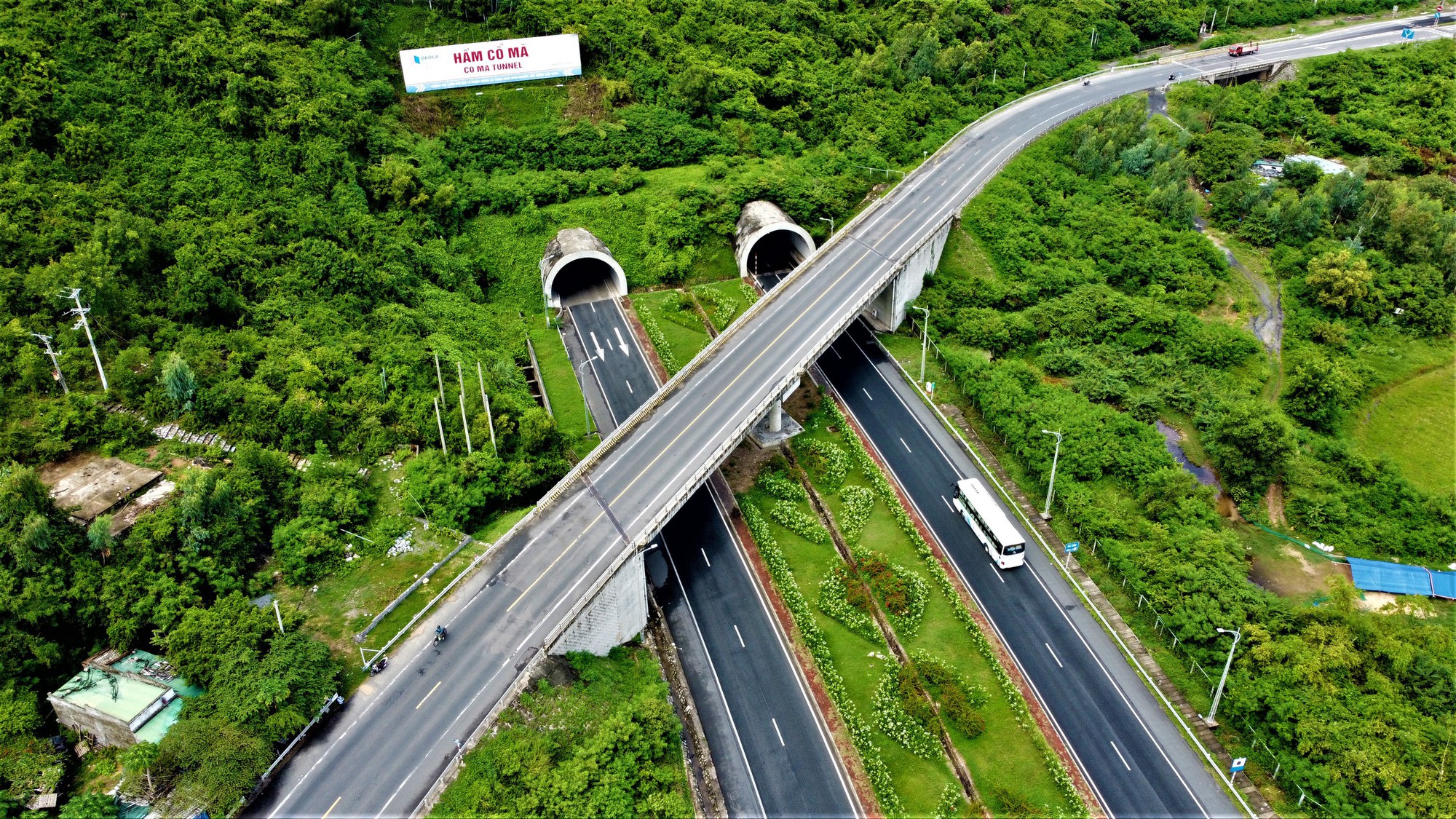 Khắc phục hư hỏng trên cao tốc Vân Phong - Nha Trang trước ngày 30/3- Ảnh 1.