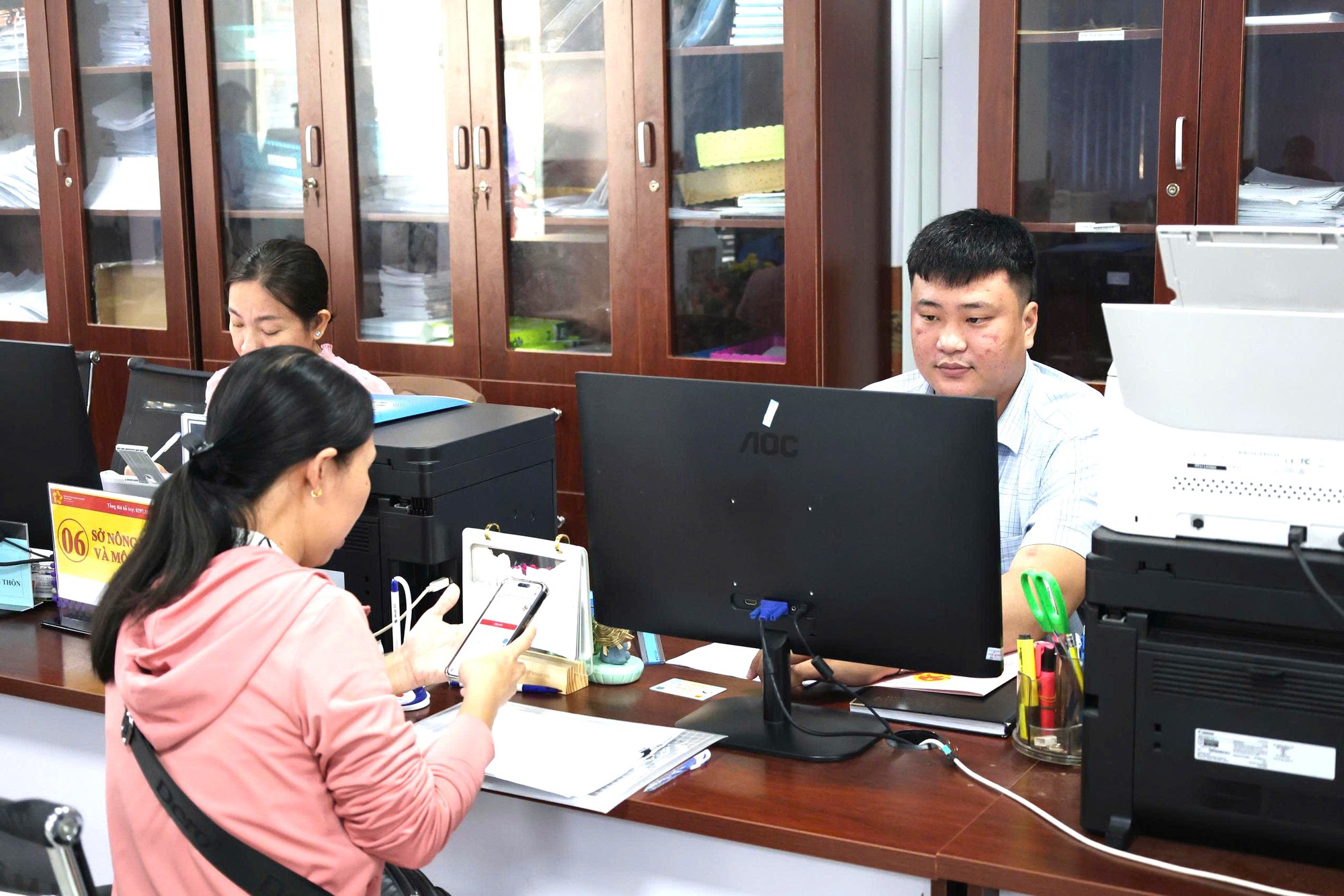 An Giang: CCHC chuyển biến đồng bộ, nâng chất lượng phục vụ người dân- Ảnh 2. An Giang: CCHC chuyển biến đồng bộ, nâng chất lượng phục vụ người dân- Ảnh 2.