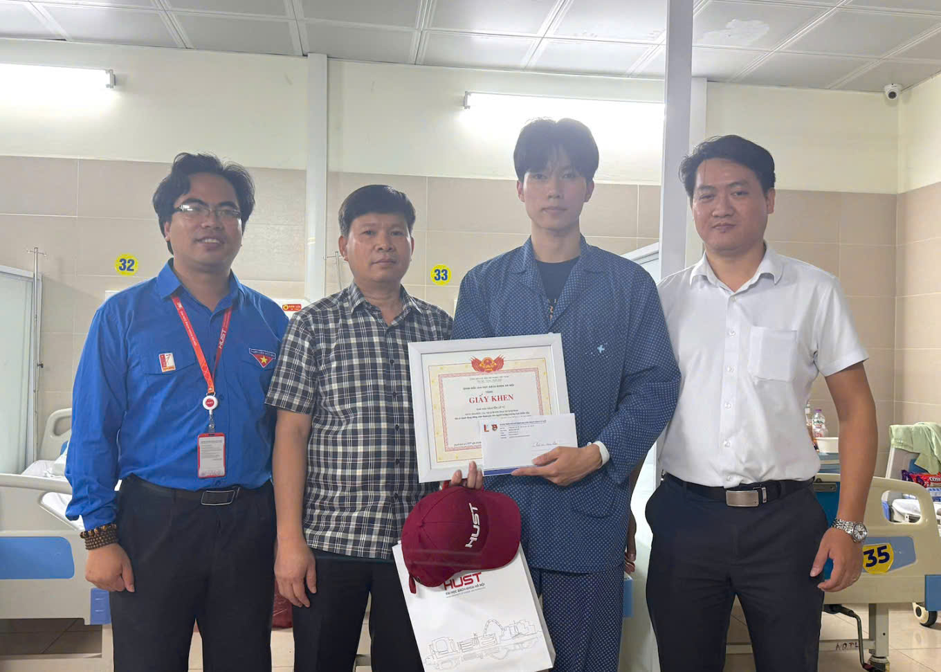 Khen thưởng nam sinh viên Bách khoa cứu 7 người trong vụ cháy tại Hà Nội- Ảnh 1. Khen thưởng nam sinh viên Bách khoa cứu 7 người trong vụ cháy tại Hà Nội- Ảnh 1.