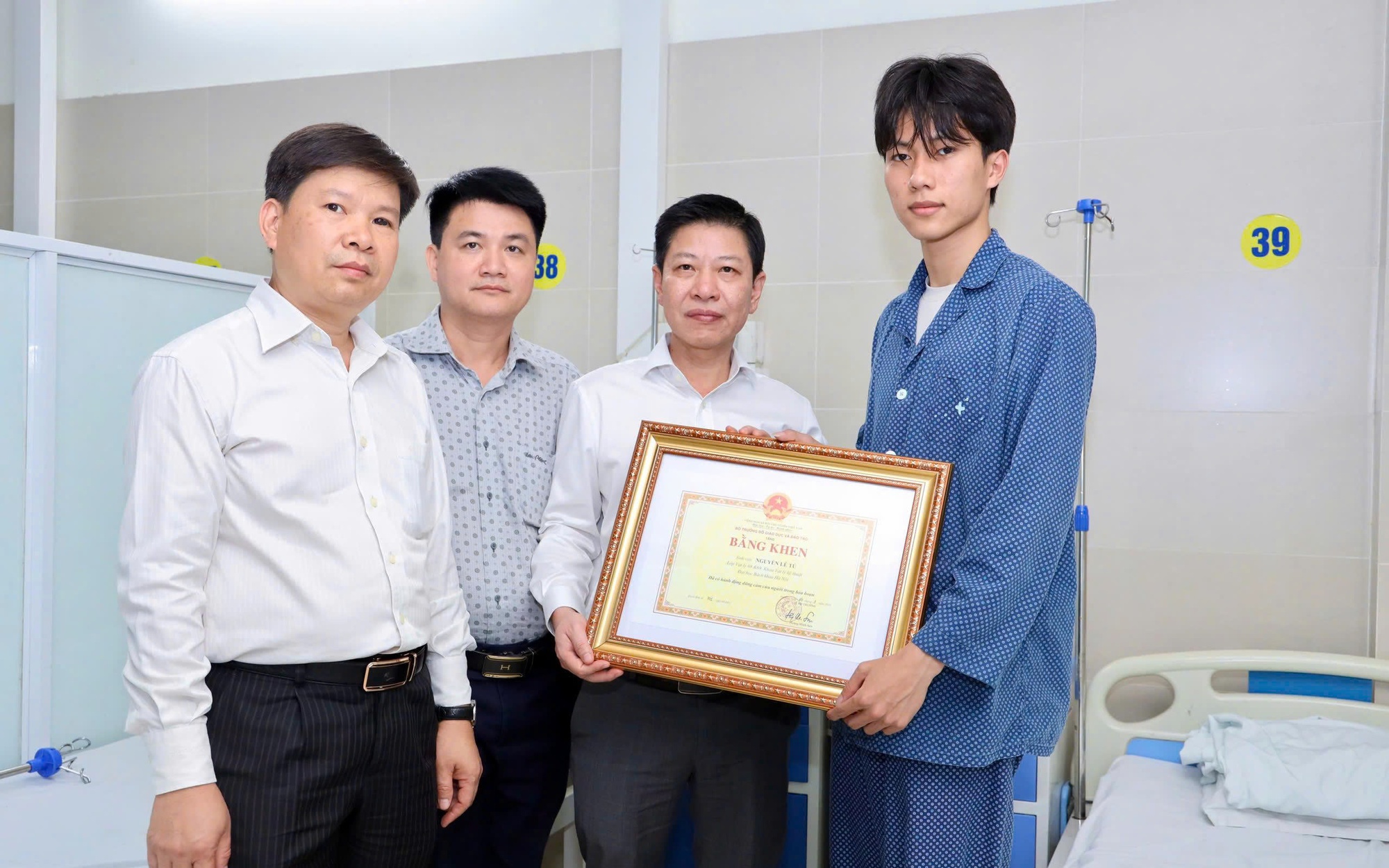 Bộ GD&ĐT khen thưởng sinh viên dũng cảm cứu người trong đám cháy