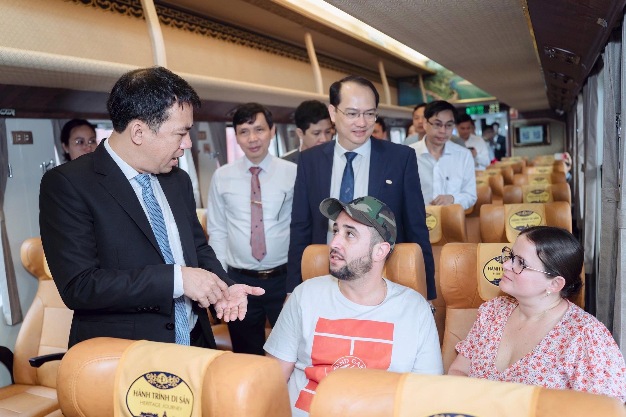 'Khoác áo mới' cho đoàn tàu Hành trình kết nối di sản miền Trung- Ảnh 1.