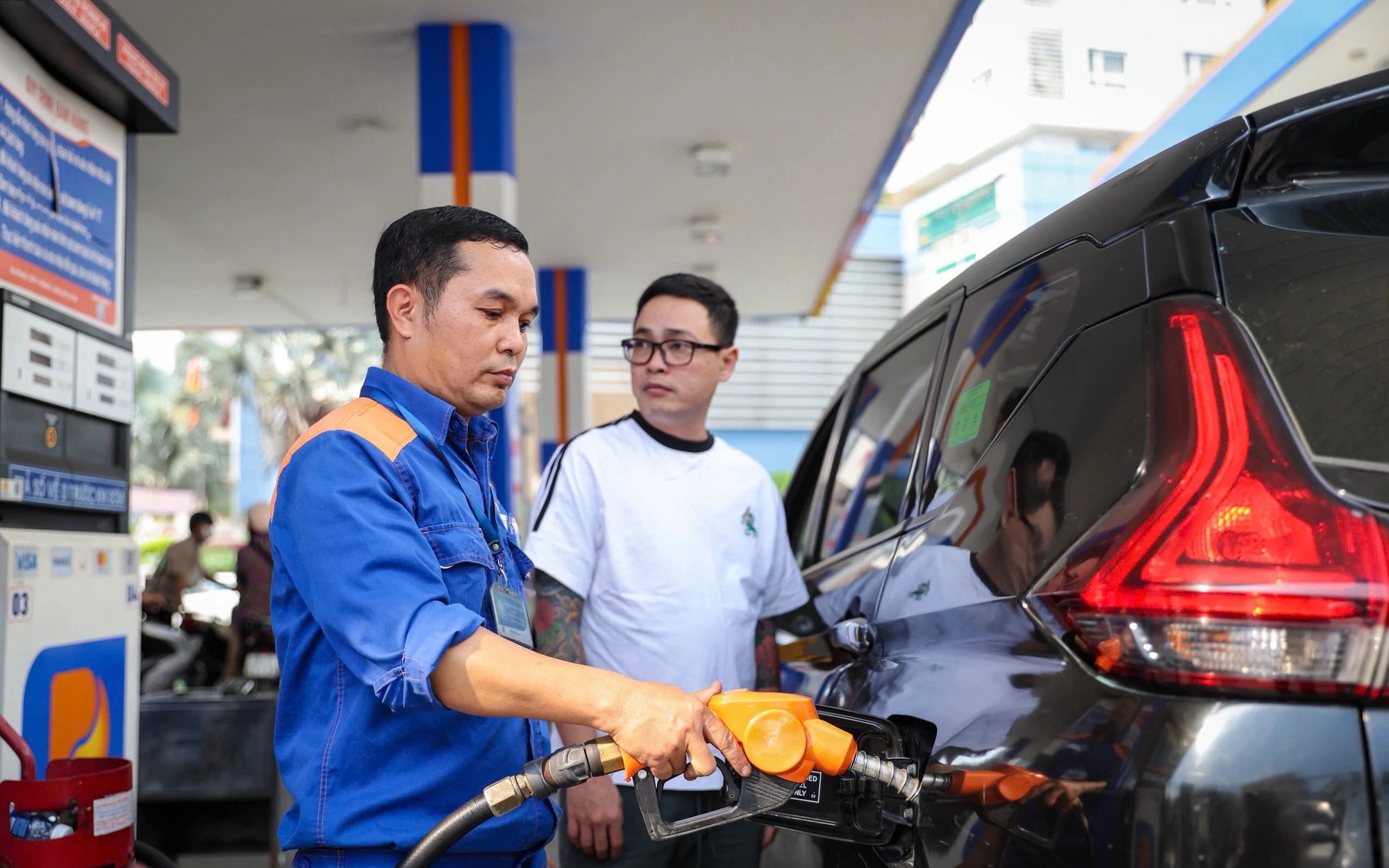 Giá xăng giảm gần 6.000 đồng/lít