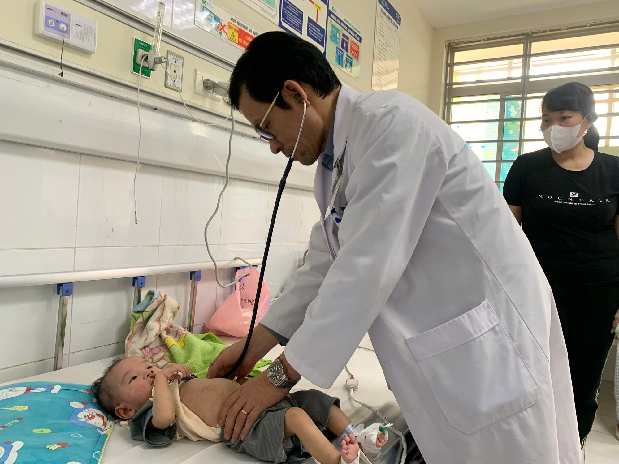 Số ca sốt xuất huyết và tay chân miệng tăng nhiều lần - Ảnh 1.