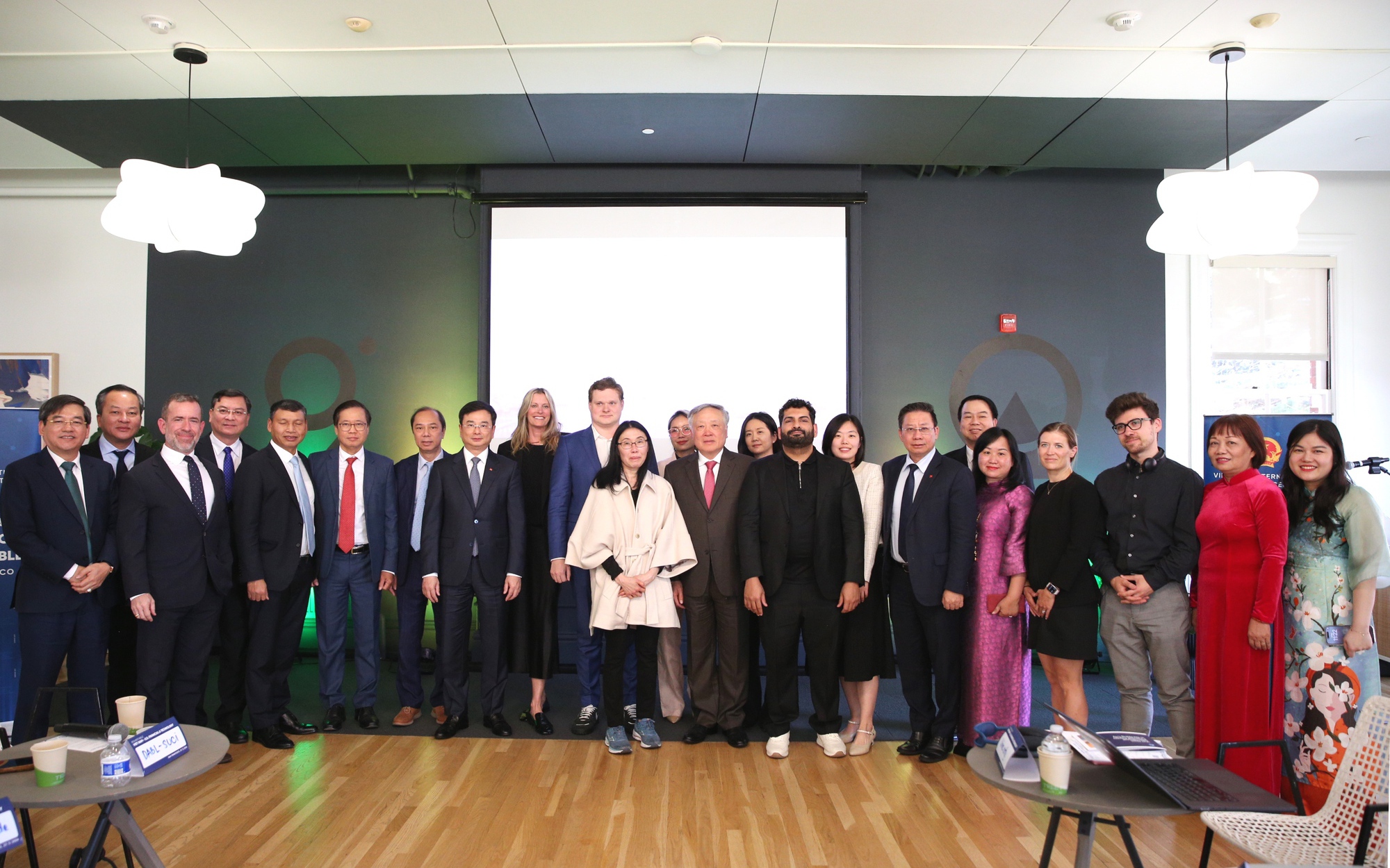 Áp dụng các chính sách ưu đãi vượt trội, bảo vệ quyền và lợi ích hợp pháp của các nhà đầu tư