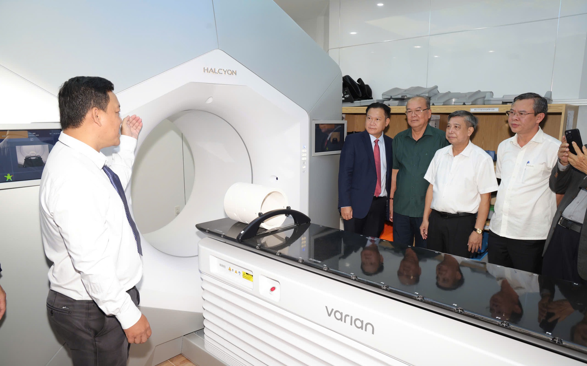 Cần Thơ đưa vào vận hành hệ thống xạ trị gia tốc trị giá 105 tỷ đồng