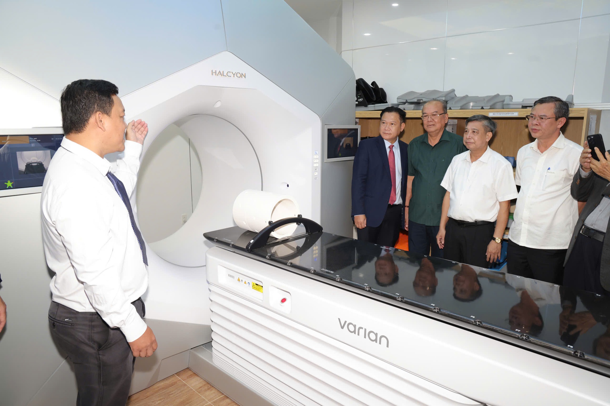 Cần Thơ đưa vào vận hành hệ thống xạ trị gia tốc trị giá 105 tỷ đồng- Ảnh 1.