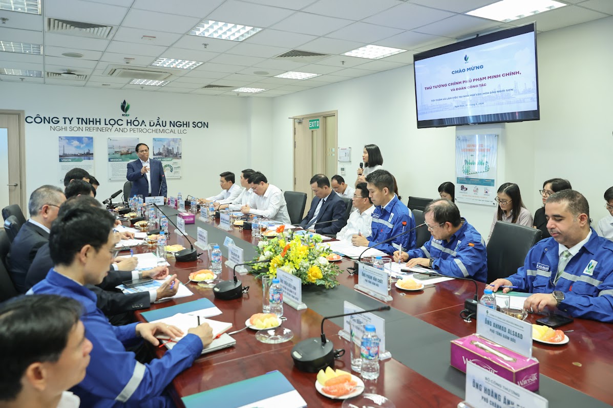 Thủ tướng làm việc tại Nhà máy Lọc hóa dầu Nghi Sơn và khảo sát địa điểm xây dựng kho dầu chiến lược- Ảnh 6. Thủ tướng làm việc tại Nhà máy Lọc hóa dầu Nghi Sơn và khảo sát địa điểm xây dựng kho dầu chiến lược- Ảnh 6.