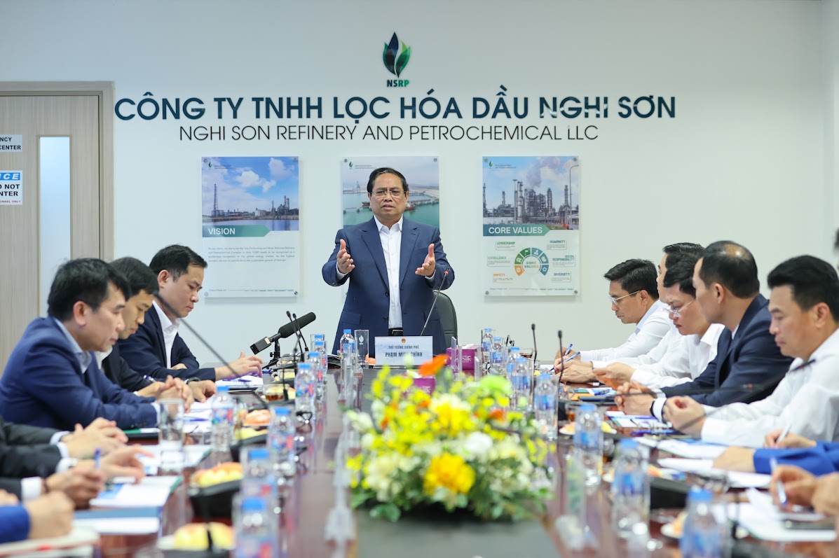 Thủ tướng làm việc tại Nhà máy Lọc hóa dầu Nghi Sơn và khảo sát địa điểm xây dựng kho dầu chiến lược- Ảnh 4. Thủ tướng làm việc tại Nhà máy Lọc hóa dầu Nghi Sơn và khảo sát địa điểm xây dựng kho dầu chiến lược- Ảnh 4.