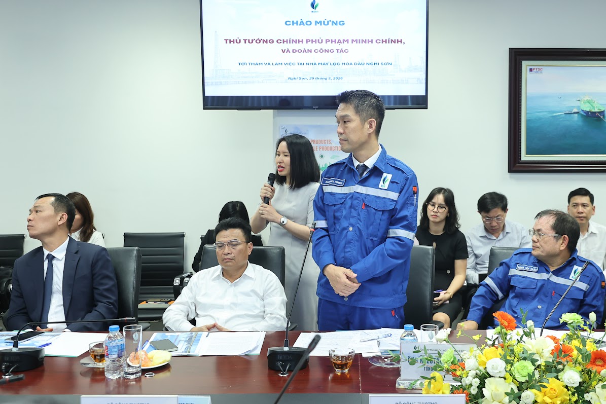 Thủ tướng làm việc tại Nhà máy Lọc hóa dầu Nghi Sơn và khảo sát địa điểm xây dựng kho dầu chiến lược- Ảnh 3. Thủ tướng làm việc tại Nhà máy Lọc hóa dầu Nghi Sơn và khảo sát địa điểm xây dựng kho dầu chiến lược- Ảnh 3.