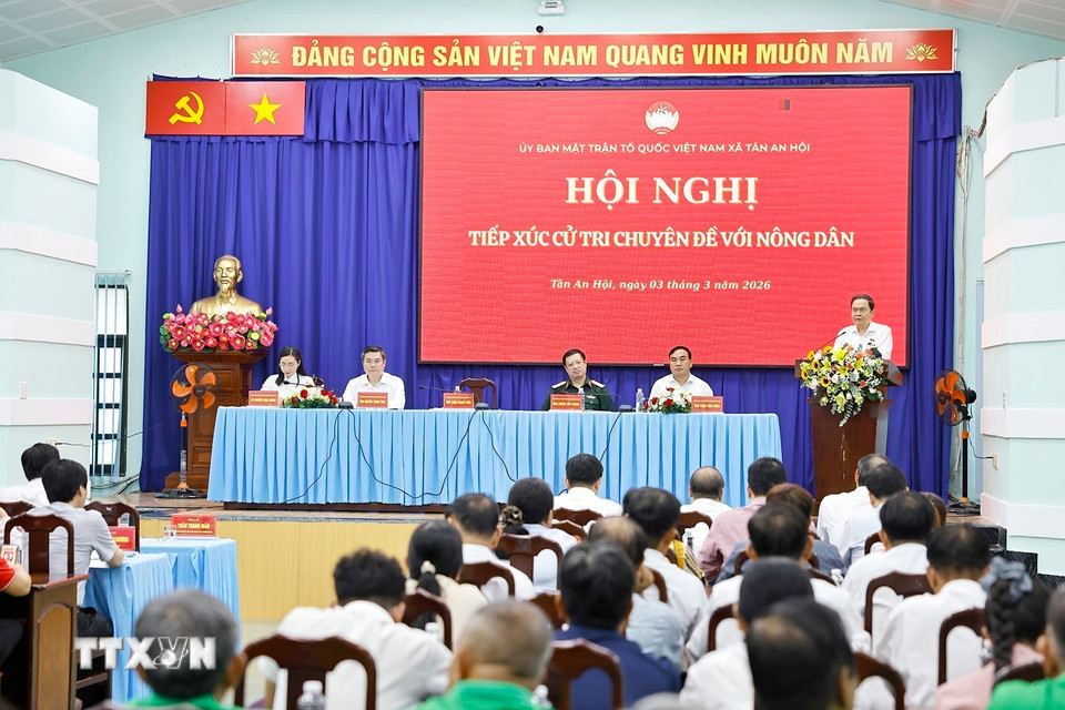 Chủ tịch Quốc hội Trần Thanh Mẫn dự Hội nghị tiếp xúc giữa cử tri với người ứng cử đại biểu Quốc hội khóa XVI- Ảnh 4. Chủ tịch Quốc hội Trần Thanh Mẫn dự Hội nghị tiếp xúc giữa cử tri với người ứng cử đại biểu Quốc hội khóa XVI- Ảnh 4.