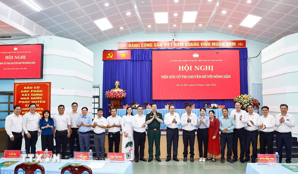 Chủ tịch Quốc hội Trần Thanh Mẫn dự Hội nghị tiếp xúc giữa cử tri với người ứng cử đại biểu Quốc hội khóa XVI- Ảnh 9. Chủ tịch Quốc hội Trần Thanh Mẫn dự Hội nghị tiếp xúc giữa cử tri với người ứng cử đại biểu Quốc hội khóa XVI- Ảnh 9.