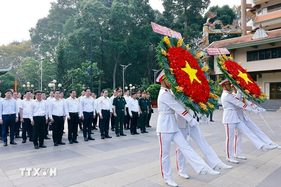 Chủ tịch Quốc hội Trần Thanh Mẫn tri ân các Anh hùng Liệt sĩ, Mẹ Việt Nam anh hùng tại TPHCM- Ảnh 1.