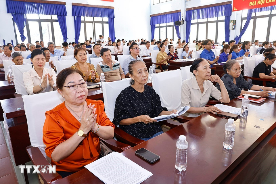 Chủ tịch Quốc hội Trần Thanh Mẫn dự Hội nghị tiếp xúc giữa cử tri với người ứng cử đại biểu Quốc hội khóa XVI- Ảnh 3. Chủ tịch Quốc hội Trần Thanh Mẫn dự Hội nghị tiếp xúc giữa cử tri với người ứng cử đại biểu Quốc hội khóa XVI- Ảnh 3.