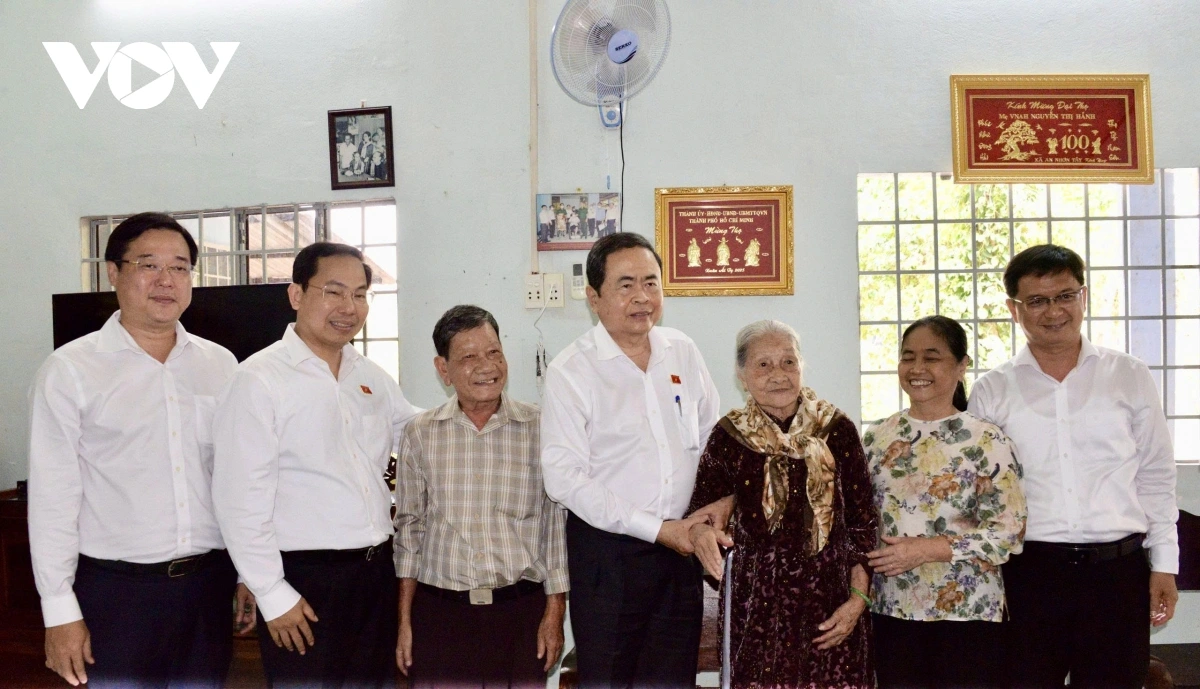 Chủ tịch Quốc hội Trần Thanh Mẫn tri ân các Anh hùng Liệt sĩ, Mẹ Việt Nam anh hùng tại TPHCM- Ảnh 4.