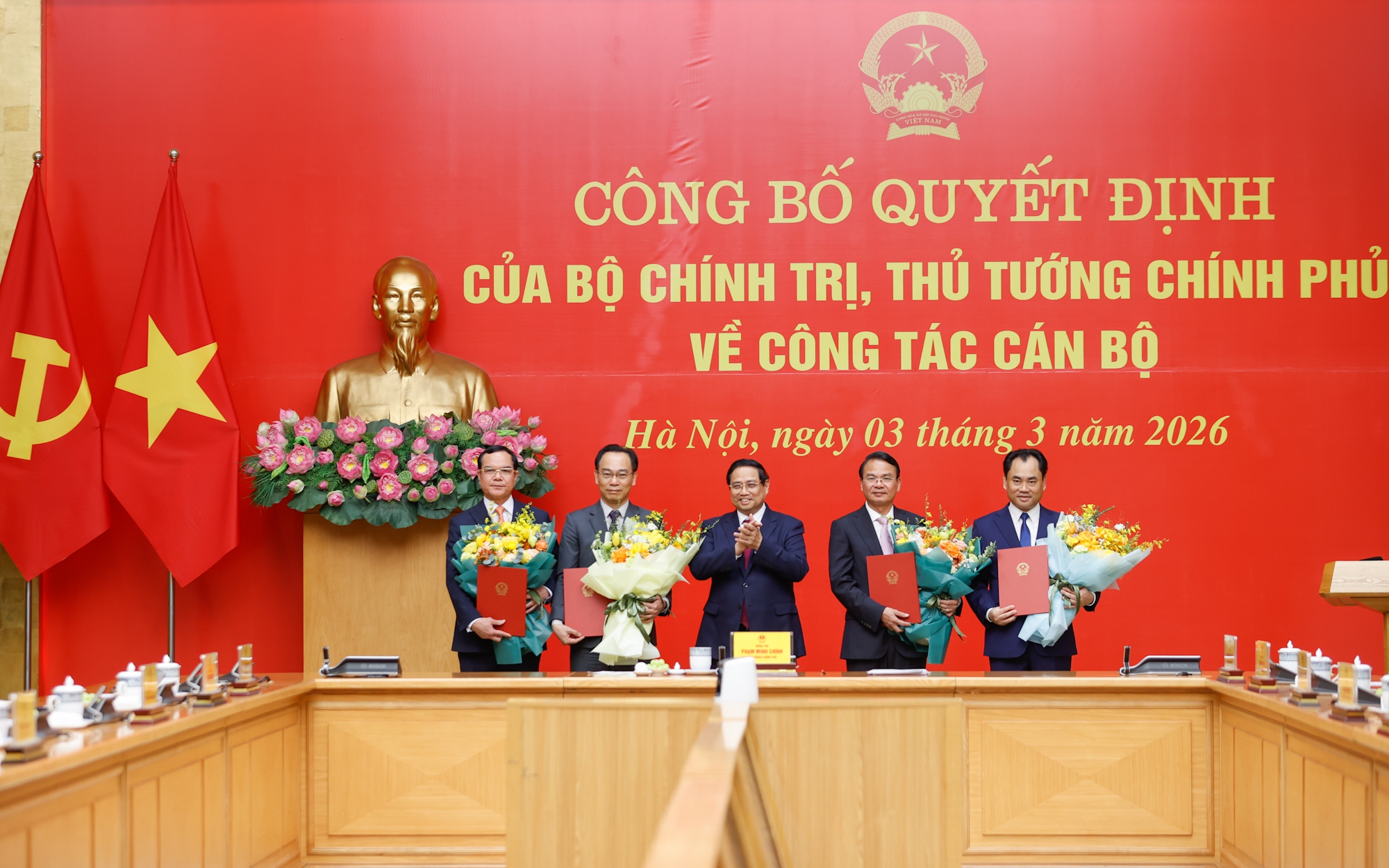 Thủ tướng trao quyết định chỉ định Phó Bí thư Đảng ủy Chính phủ và bổ nhiệm lãnh đạo 4 bộ, cơ quan ngang Bộ