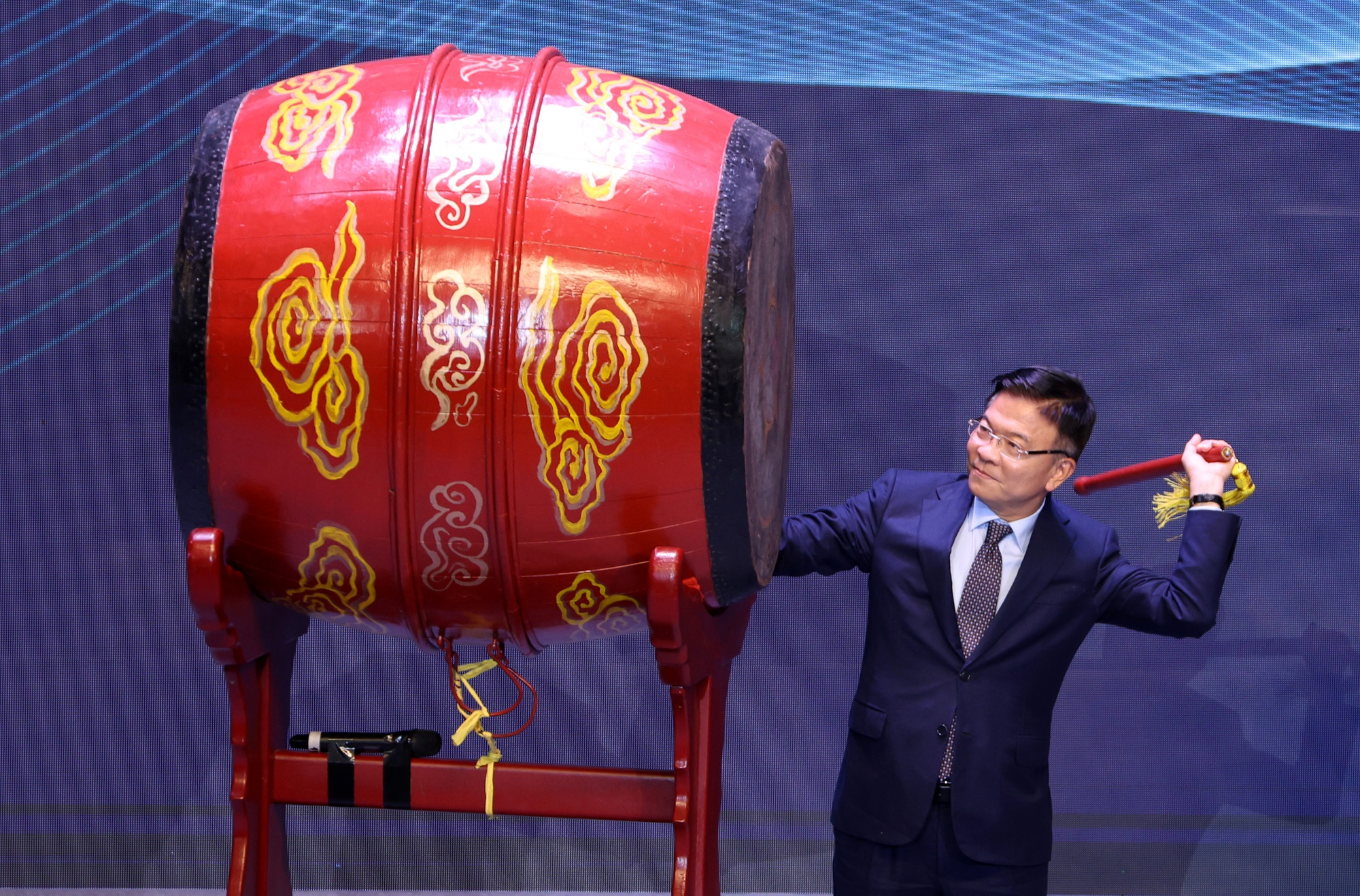 Phó Thủ tướng Lê Thành Long gióng trống mở màn Đêm thơ Nguyên tiêu 'Trước biển lớn'- Ảnh 1.