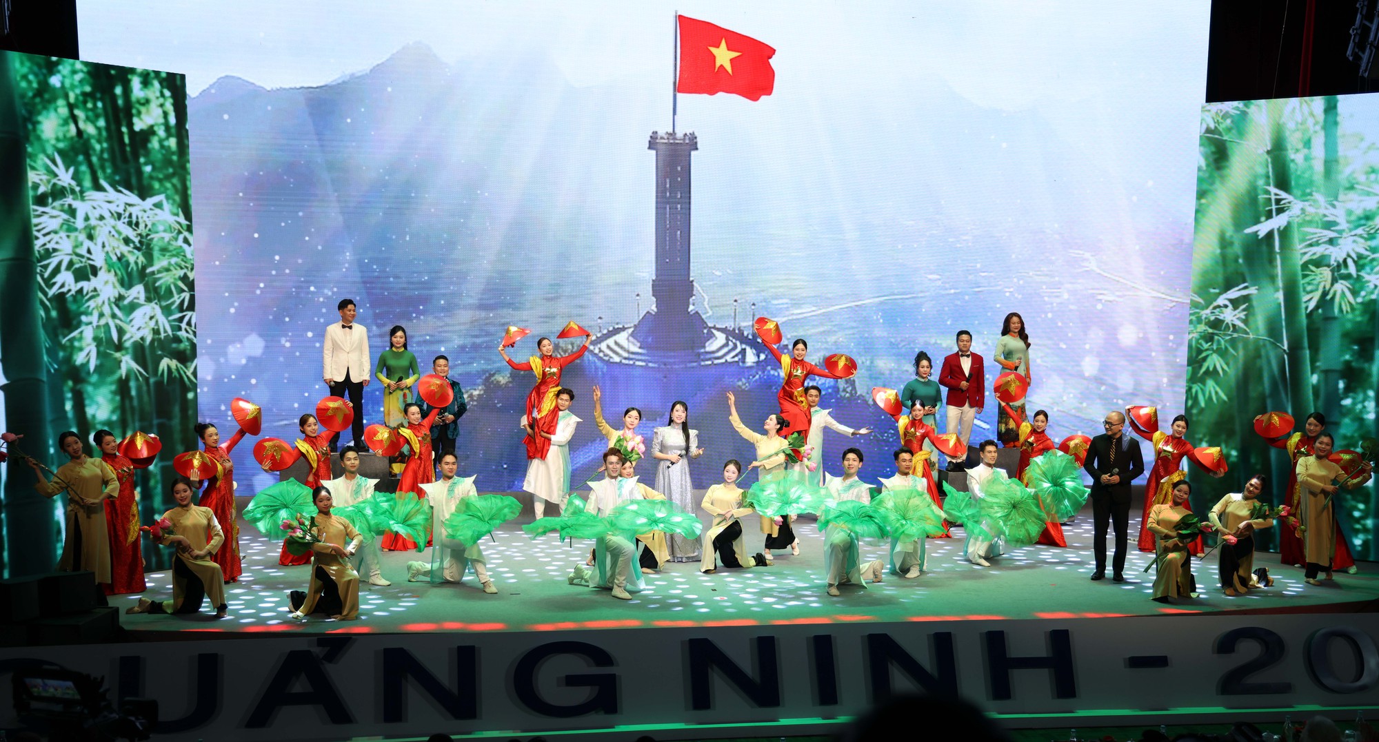 Phó Thủ tướng Lê Thành Long gióng trống mở màn Đêm thơ Nguyên tiêu 'Trước biển lớn'- Ảnh 4.